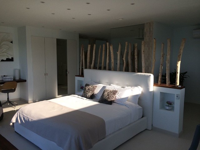 Tête de lit faite en bois flotté pour une chambre authentique