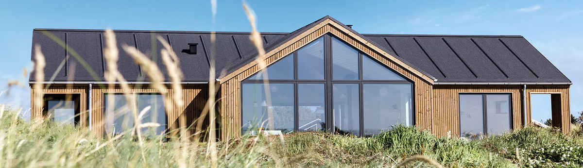 Funkis med udendørs pool og overdækket terrasse