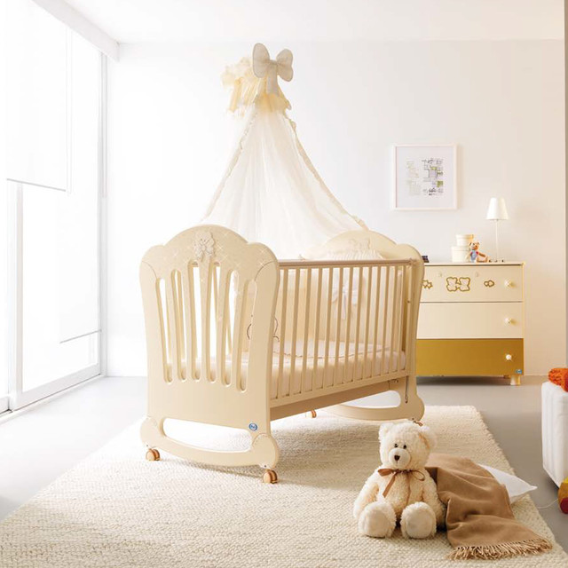'Prestige Principe' Contemporary wooden baby cot by Pali Modern