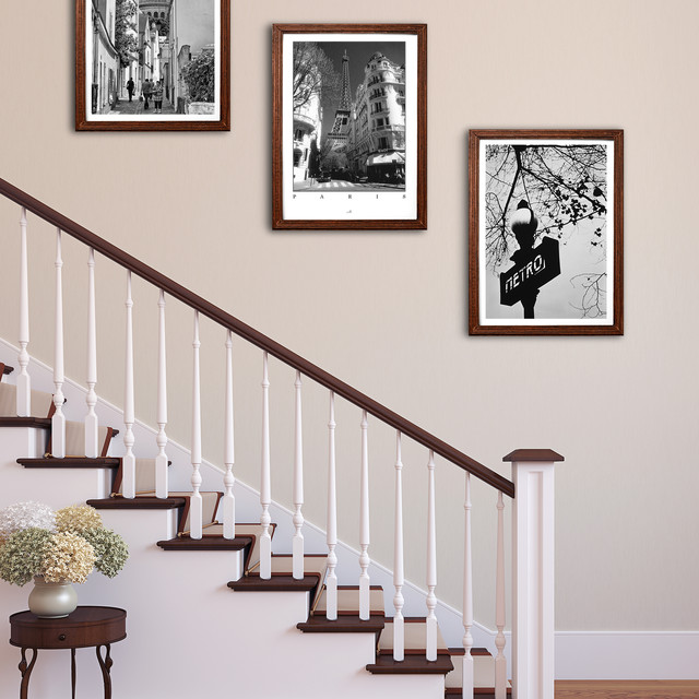 Bilder aufhängen im Treppenaufgang - Landhausstil - Wohnbereich - other