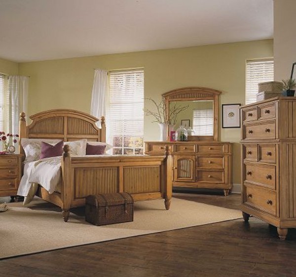 Broyhill Hampton Pine Finish Poster Bedroom Set Transitional