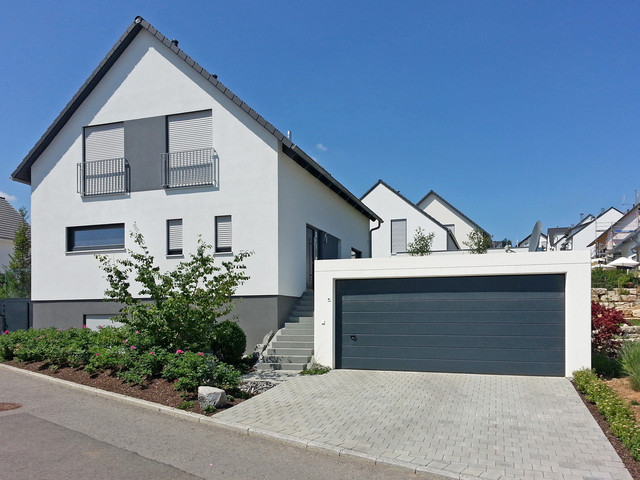 Großraumgarage mit Sektionaltor in Farbe anthrazitgrau - Modern - Haus