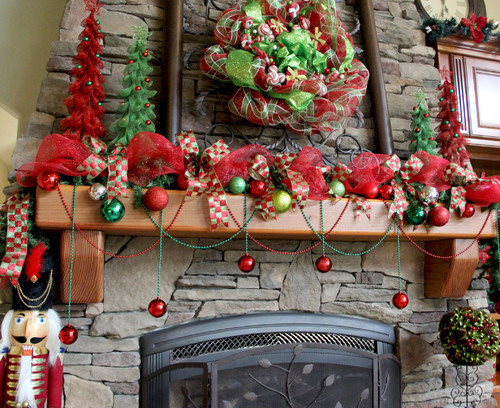 Family Room - Deco Mesh Christmas Wreath And Mantle