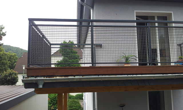 Balkongeländer Gitterrost feuerverzinkt und pulverbeschichtet - Modern