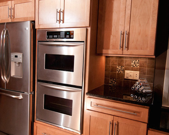 Pecan Cabinets Coral Green Granite Kitchen Design Ideas, Remodels Pecan Cabinets Coral Green Granite Kitchen Design Ideas, Remodels