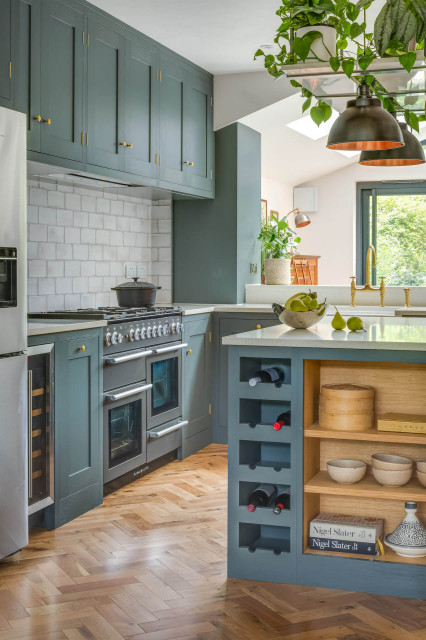 Dark Green Shaker Kitchen Contemporaneo Cucina Londra Di