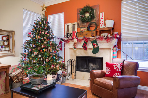 インテリアを格上げする 色別 クリスマスツリーの飾りつけ30選