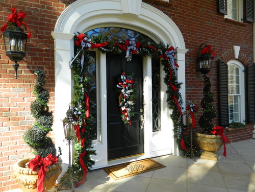 These 5 Holiday Curb Appeal Ideas Will Get Your Home In the Christmas Spirit