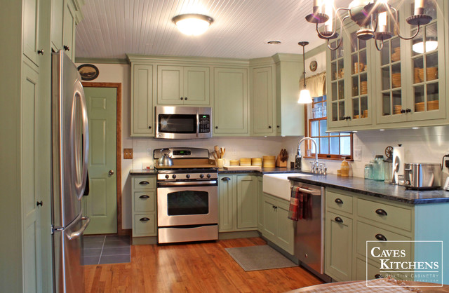 Country cottage kitchen with farmhouse sink moderne klassik kueche