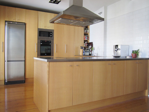 de cocina a medida acabada en madera de haya y acero inoxidable de cocina a medida acabada en madera de haya y acero inoxidable