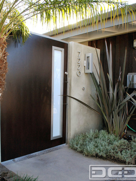 Mid Century Swivel Gate for a Cliff May's Modern Rancho Style Home in Long Beach - The minimalistic styles of the Mid Century are gaining momentum, particularly in the Rancho Estates of Long Beach developed by Ross Cortese and designed by, perhaps one of the greatest contributors to the Modern Rancho Architectural Style, Cliff May!