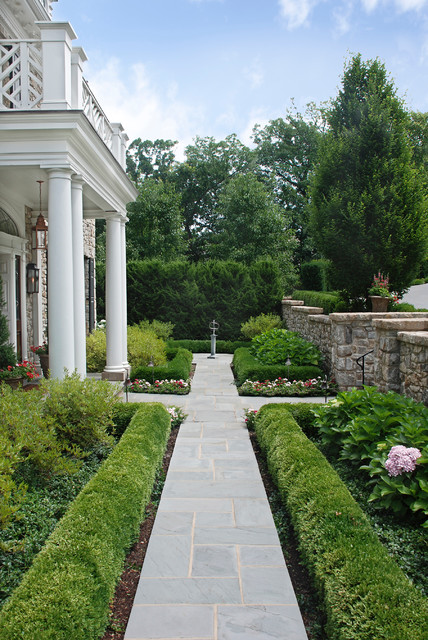 Georgian Style Home Walkway Clásico Jardín Ciudad de Kansas de