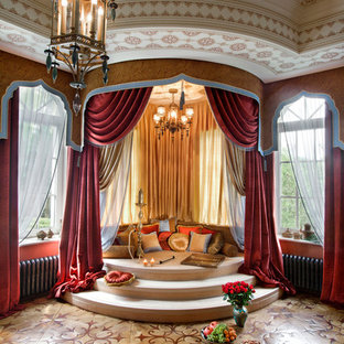 Fernseherloses Mediterranes Wohnzimmer ohne Kamin mit roter Wandfarbe und dunklem Holzboden in Moskau