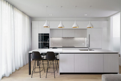 High Gloss White Kitchen With Sincro Flash Cabinetry