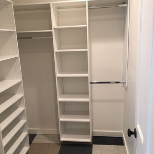 Immagine di una grande cabina armadio unisex design con ante con riquadro incassato, ante bianche, pavimento in linoleum e pavimento multicolore
