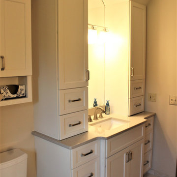 Starmark Master Bath Maple Roseville in Marshmallow