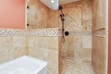 シカゴにある低価格の小さなコンテンポラリースタイルのおしゃれな浴室の写真