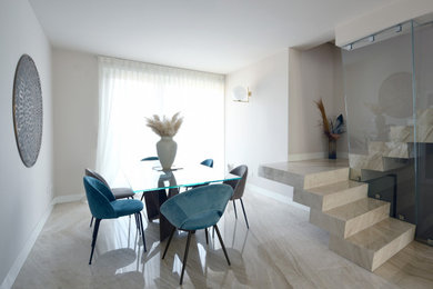 Idee per una sala da pranzo minimal con pavimento in marmo