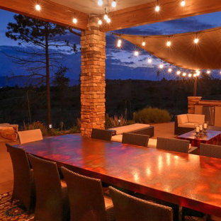 Großes, Schattiges Stilmix Garten im Innenhof im Frühling mit Feuerstelle in Denver