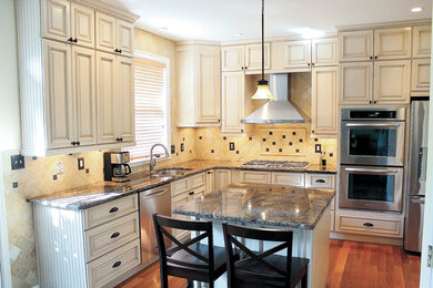 Kitchen - traditional kitchen idea in DC Metro
