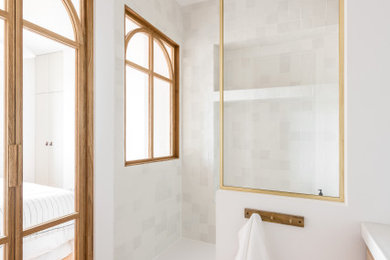 ボルドーにあるコンテンポラリースタイルのおしゃれな浴室の写真