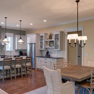 インディアナポリスの中サイズのLDKの画像 (黄色い壁、濃色無垢フローリング、暖炉なし、茶色い床)