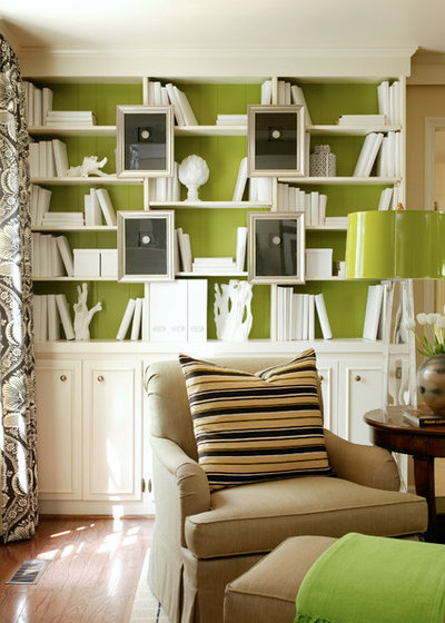 Классический Семейная комната by Tobi Fairley Interior Design