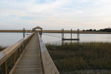 Inspiration for a traditional landscaping in Charleston.