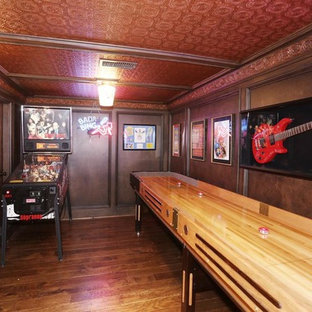 ヒューストンの巨大なエクレクティックスタイルのおしゃれなホームバー (無垢フローリング) の写真