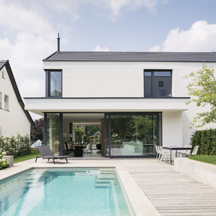 シュトゥットガルトの長方形北欧スタイルのおしゃれなプール (天然石敷き) の写真