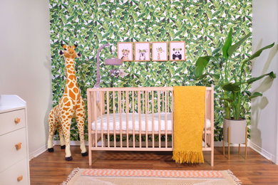トロントにある低価格のトロピカルスタイルのおしゃれな赤ちゃん部屋の写真