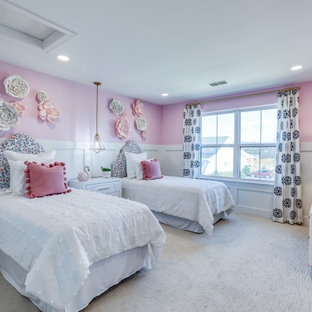 Immagine di una cameretta per bambini tradizionale con pareti rosa, moquette, pavimento beige e boiserie