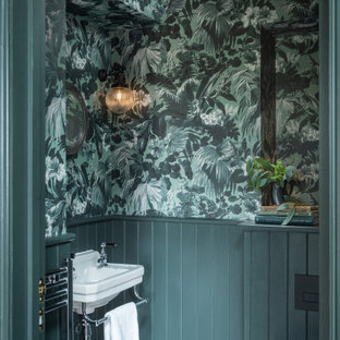 Ispirazione per un piccolo bagno di servizio country con WC sospeso, pavimento in gres porcellanato, lavabo sospeso, pavimento multicolore e carta da parati