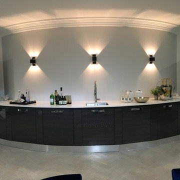 Simple Bar on a Convex Curved Wall
