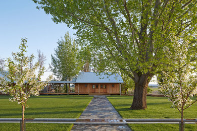 This is an example of a farmhouse landscaping in San Francisco.