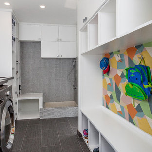 オレンジカウンティの中サイズのミッドセンチュリースタイルのおしゃれな家事室 (シングルシンク、フラットパネル扉のキャビネット、白いキャビネット、クオーツストーンカウンター、白い壁、セラミックタイルの床、左右配置の洗濯機・乾燥機) の写真