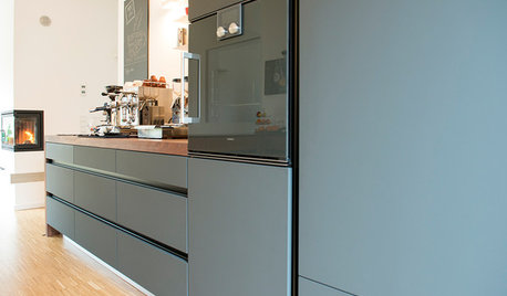 Samtlack und Nussbaum für eine Küche mit Espressotheke