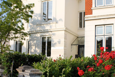 Klassisches Haus mit Putzfassade und weißer Fassadenfarbe in Hamburg