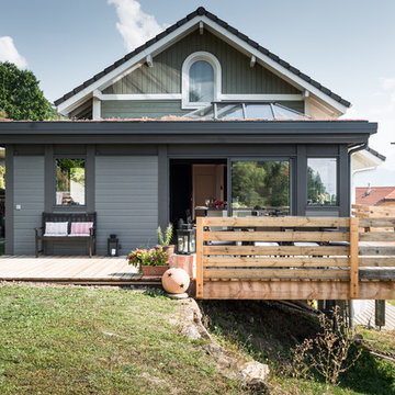 Ambiance chalet moderne dans cette cuisine installée dans une véranda