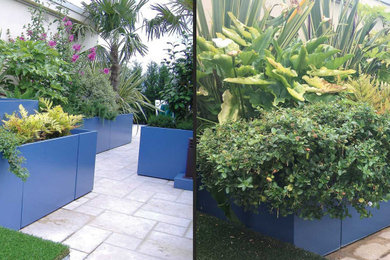 Пример оригинального дизайна: огромный двор в современном стиле с растениями в контейнерах
