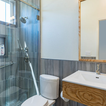 Fieldstone Guest Bathroom - Modern Design