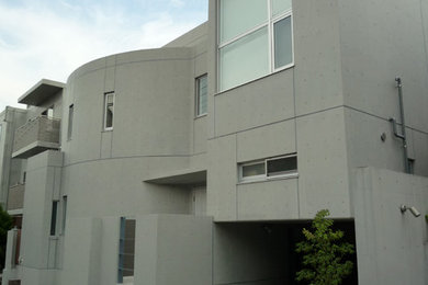 Modelo de fachada de casa gris actual grande de dos plantas con tejado plano
