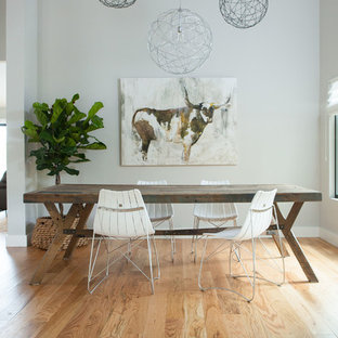 Modelo de comedor actual con paredes grises y suelo de madera clara