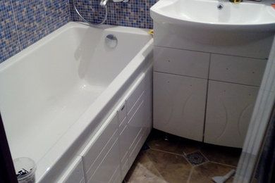На фото: маленькая ванная комната в современном стиле с ванной на ножках, душем над ванной, разноцветной плиткой, керамической плиткой, синими стенами, полом из керамогранита и раковиной с пьедесталом для на участке и в саду с