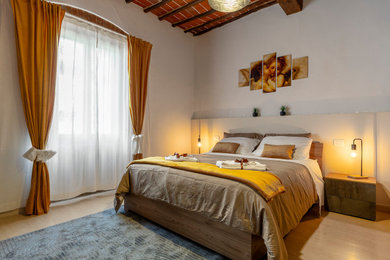 フィレンツェにある小さなコンテンポラリースタイルのおしゃれな主寝室のインテリア