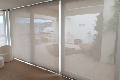 Foto de salón actual de tamaño medio con paredes blancas y suelo marrón