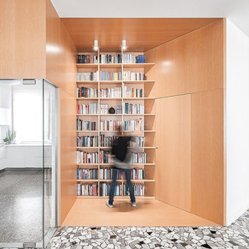 parete-libreria e porta in vetro di ingresso alla cucina