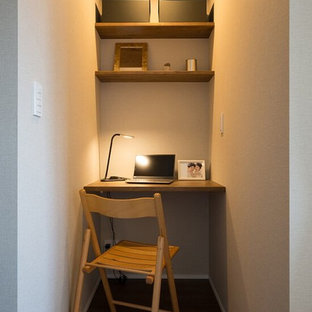 名古屋の小さいモダンスタイルのおしゃれなホームオフィス・仕事部屋 (グレーの壁、濃色無垢フローリング、造り付け机、茶色い床) の写真