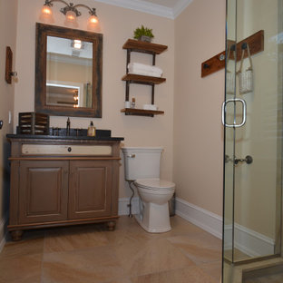 Badezimmer mit Granit-Waschbecken/Waschtisch und freistehendem