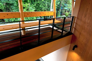 Modelo de balcones escandinavo de tamaño medio en anexo de casas con jardín vertical y barandilla de madera